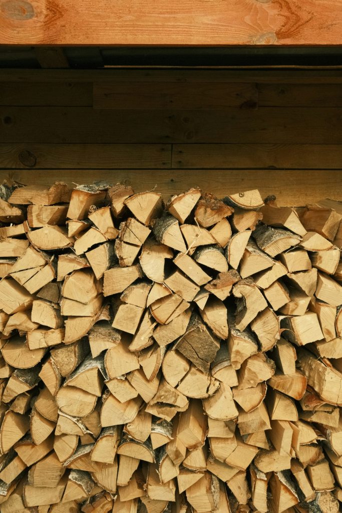 Ein Holzstapel liegt auf einem Holzboden.