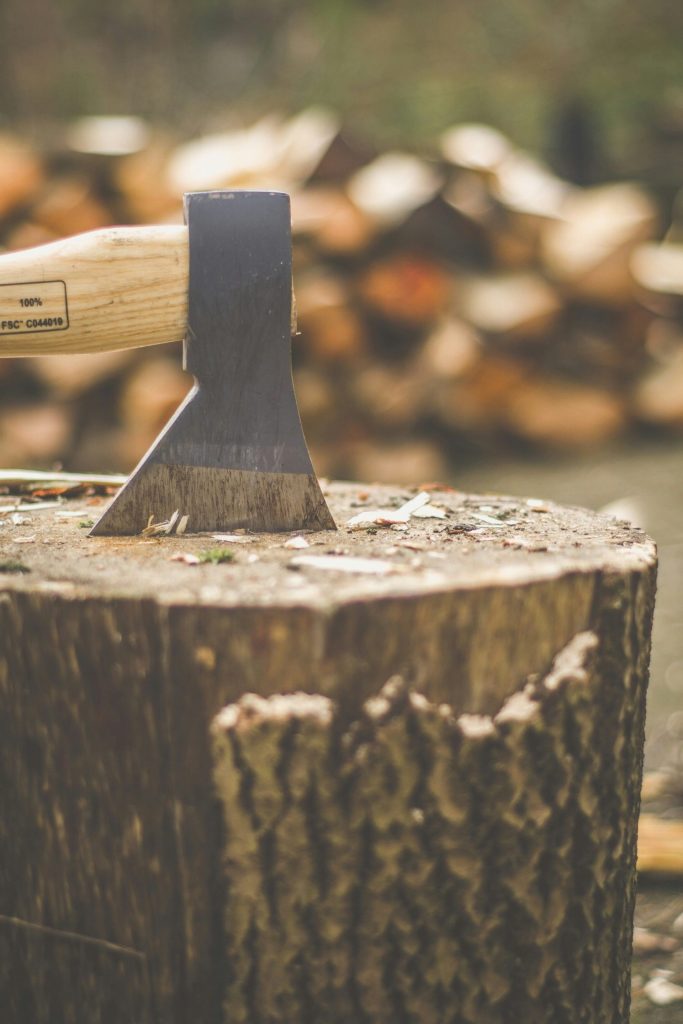 brauner Holzgriff auf braunem Holz